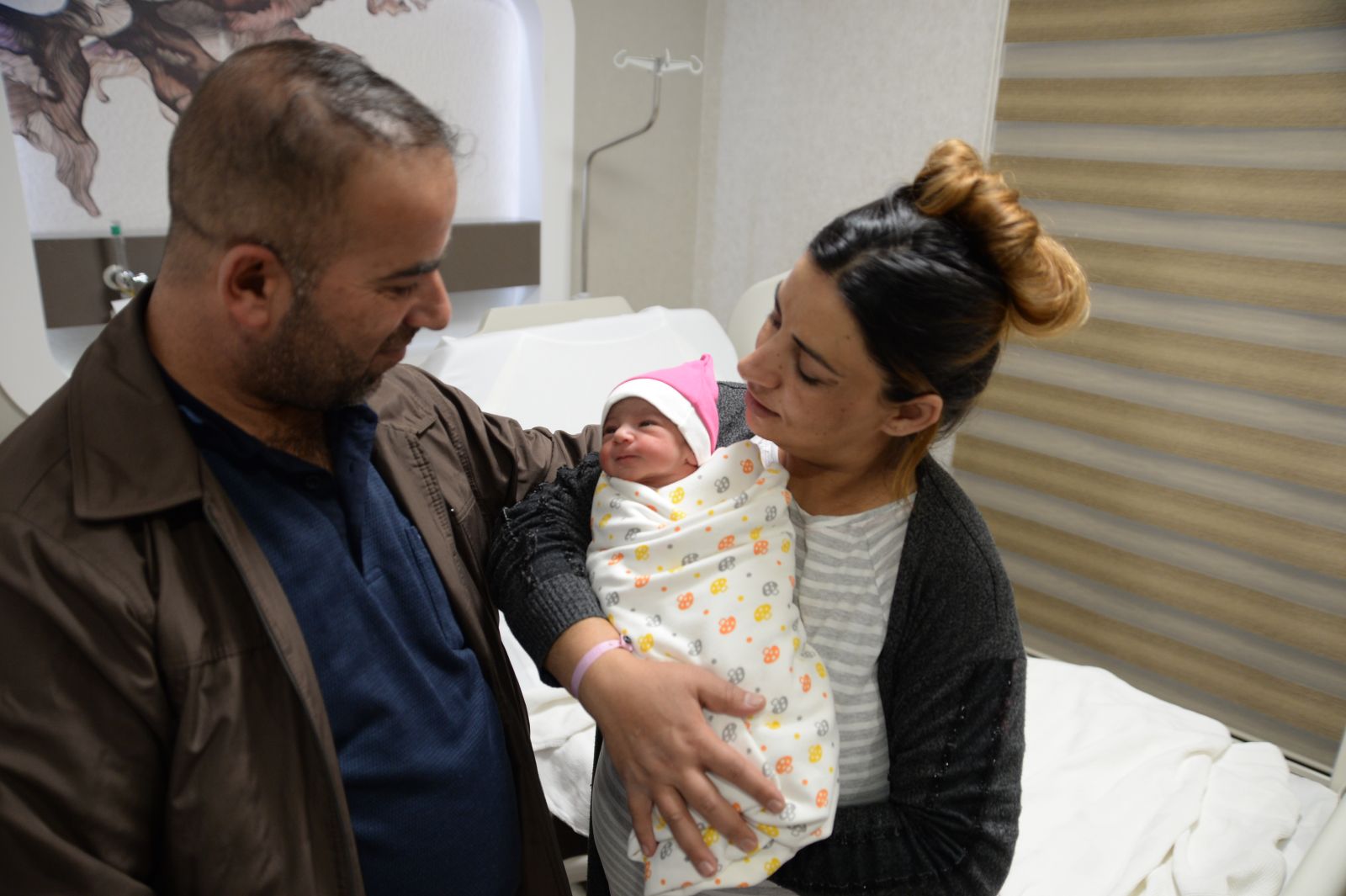 22 yıl sonra baba oldu, doğum sırasında bayıldı